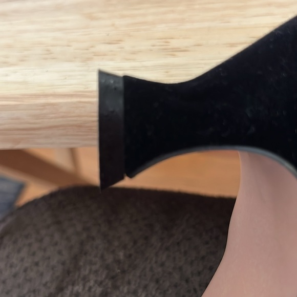 Nice! Sexy black suede low heels…excellent Condition! - Picture 5 of 6